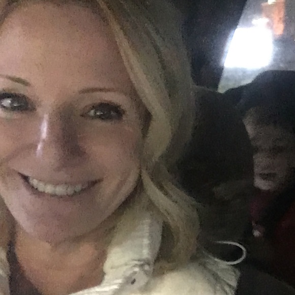 Meet your Posher, Melissa - Picture 1 of 2